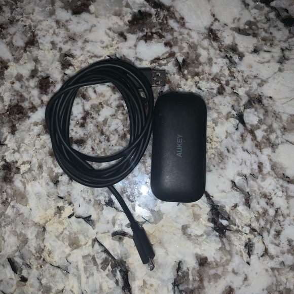 Black Wireless Earbuds w/ Charging USB - Picture 4 of 9